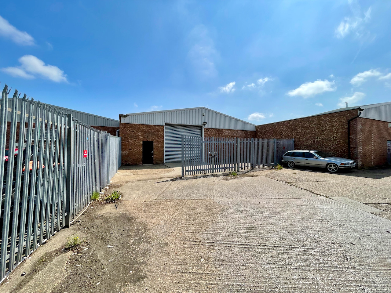 3-Billington-Road-Leighton-Buzzard-rear-access-loading-door
