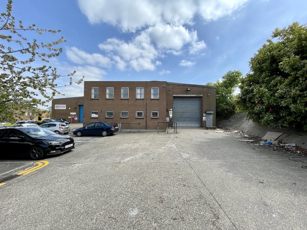 Unit 8 Walter Lawrence Trading Estate, Lawrence Industrial Estate, Dunstable, LU6 1BD